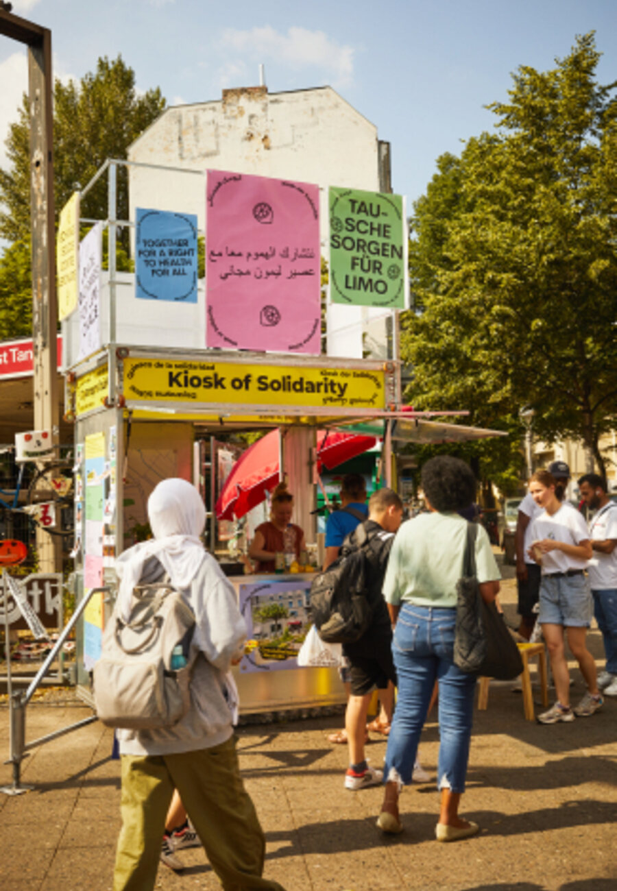 Plakat im Raum